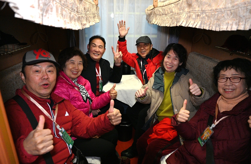024年首趟“环秦岭”旅游专列开行九游会j9登陆三天尽览秦岭美景 2(图1)